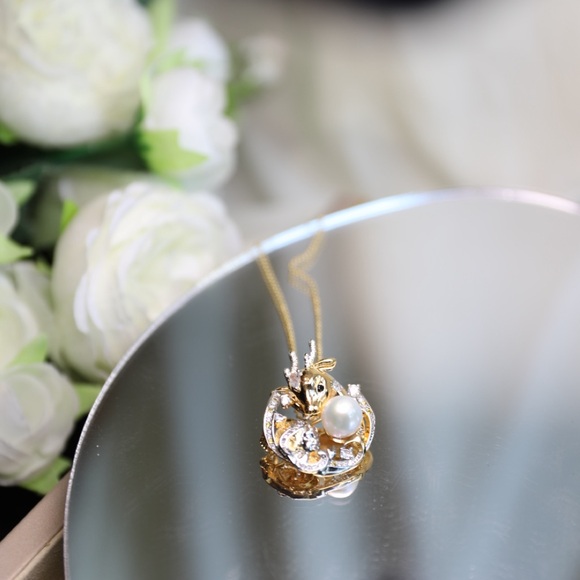 Reindeer Freshwater Pearl Brooch or Pendent Necklace - Picture 3 of 6